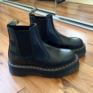 Platform Dr. Martens Chelsea boots